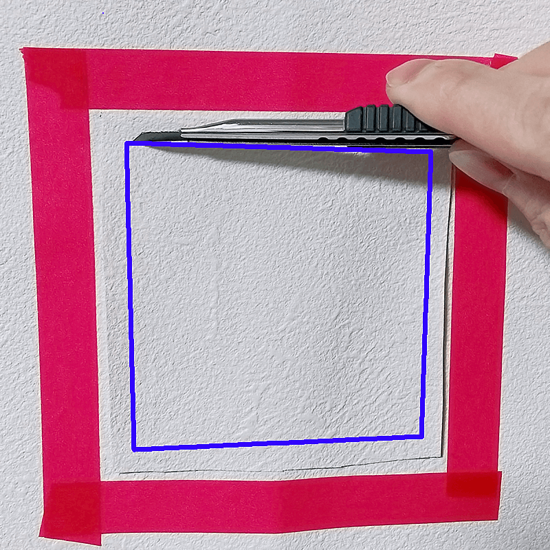 元の壁紙と補修用の壁紙の重なった部分（補修用壁紙の外周より5mm程内側）を切り抜きます。