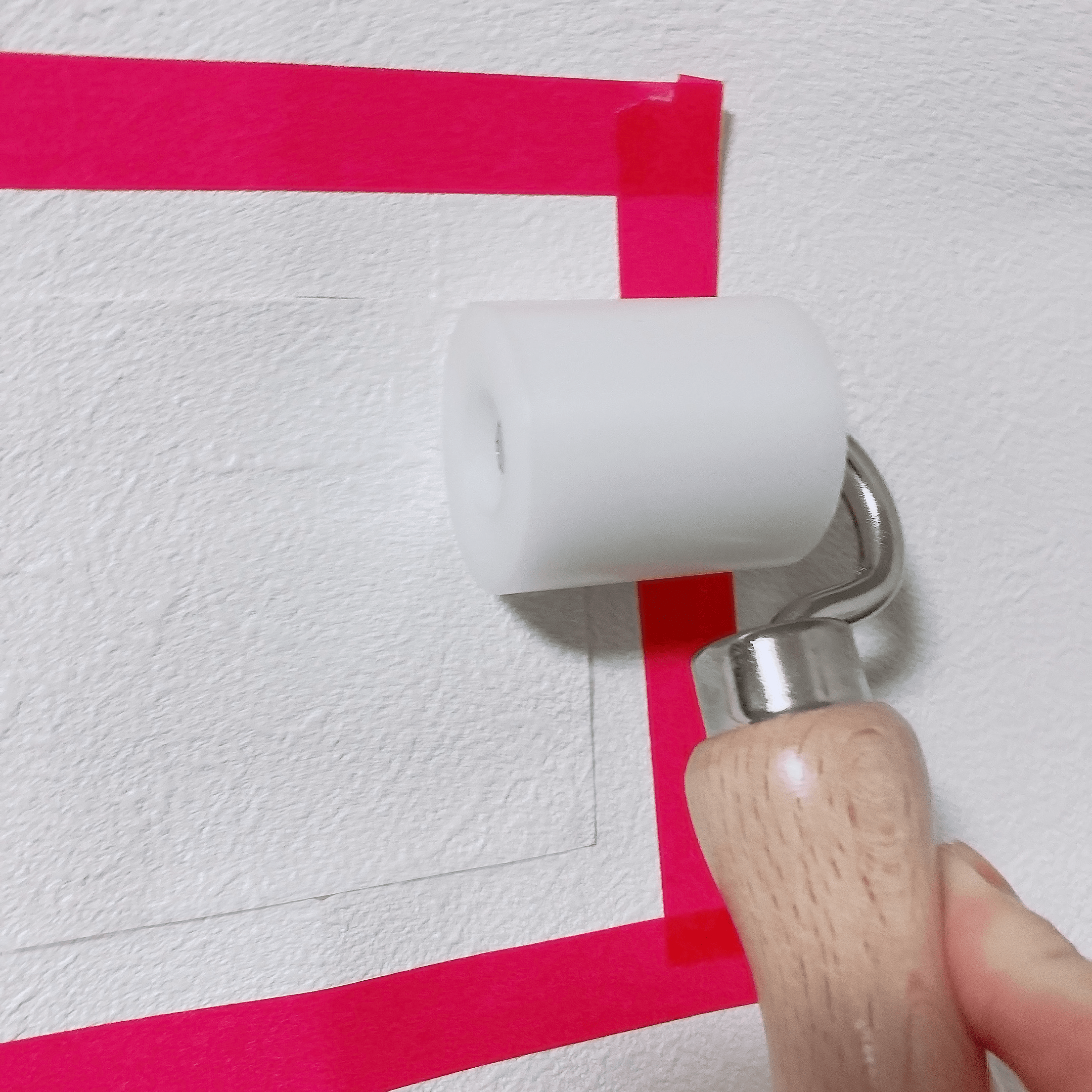 補修用の壁紙と元の壁紙の境目をローラーで押さえて、補修部分全体をしっかり圧着します。